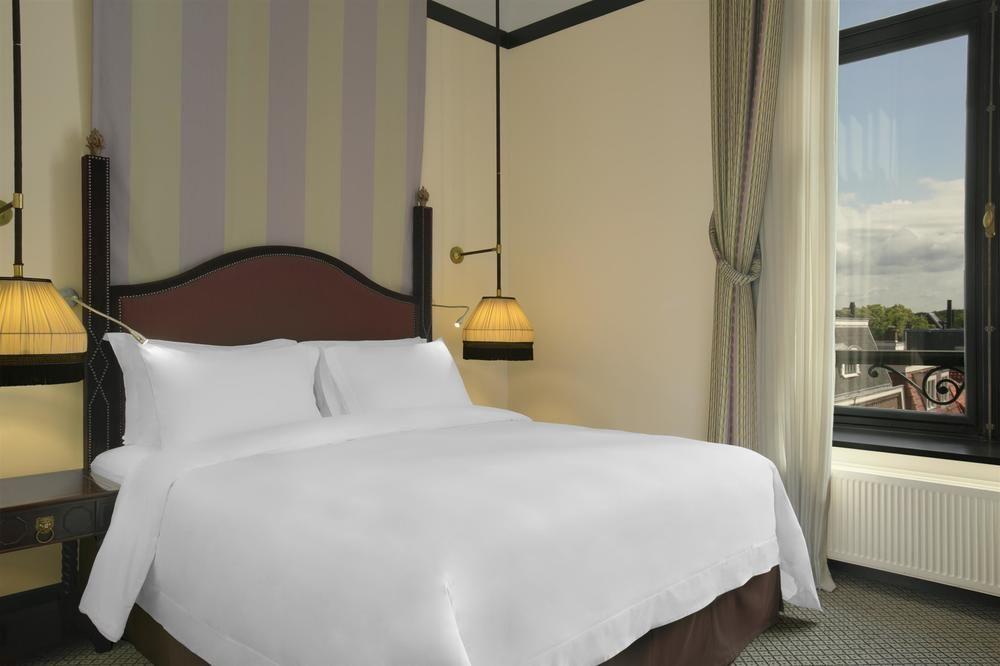 Hotel Des Indes La Haya Exterior foto A guest room at the hotel